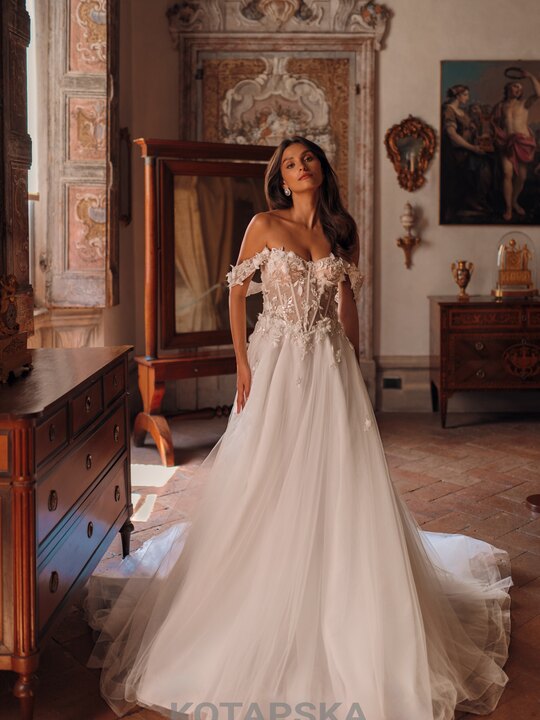 Off-Shoulder-Brautkleid mit dreidimensionalen Blüten auf der Korsage und weitem Tüllrock, Second Love Auswahl der Herzspinnerei Ettlingen